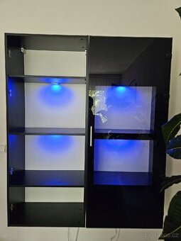 Závěsná vitrína s LED osvětlením