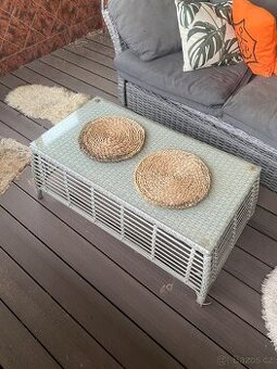 Zahradní stolek z umělého ratanu se sklem