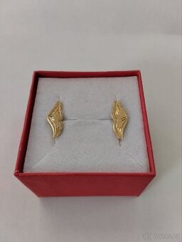 Zlaté náušnice s rytím