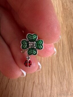 Čtyřlístek s visící beruškou přívěsek na Pandora náramek