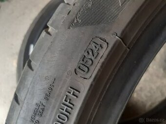 Prodám 2x letní pneu 235/40 R19