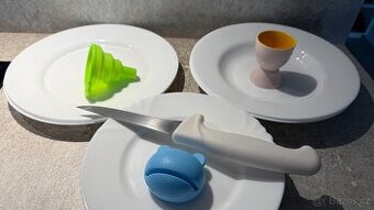 Pomůcky a talíře do kuchyně