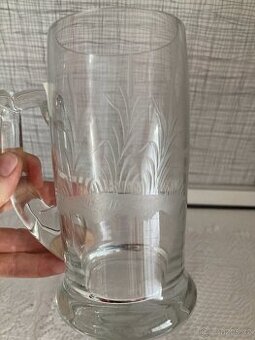 Skleněný pivní korbel broušený