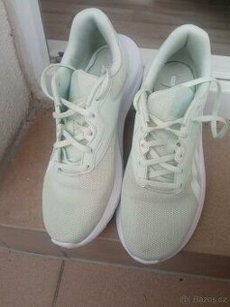 Sportovní dámská obuv