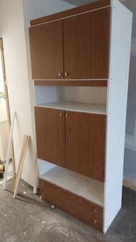 Skříň se zásuvkami