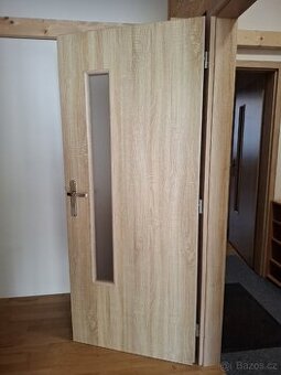 Dveřní křídlo s prosklením 80L a s kováním