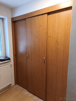 Velká skříň s posuvnými dveřmi
