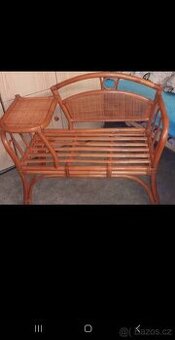 Starý retro ratanový křeslo se stolkem bez vad