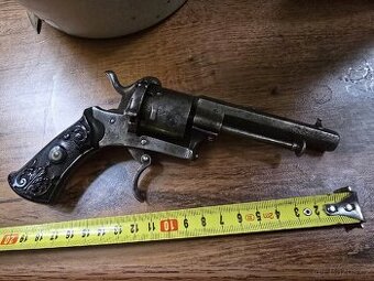 KRASNY STARY HISTORICKÝ REVOLVER 7MM