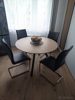 Kuchyňský stůl kulatý