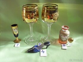 Novoborské sklo a poháry na víno.