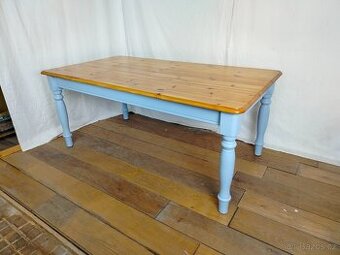 Dřevěný jídelní stůl