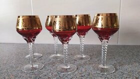 sada krásných červeno-zlatých skleniček