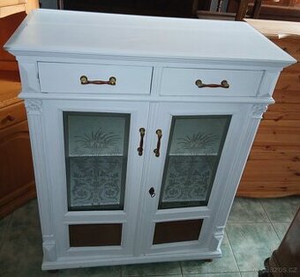 Starožitná celo masivmí komoda po renovaci