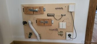 Hrací deska (activity board) pro děti