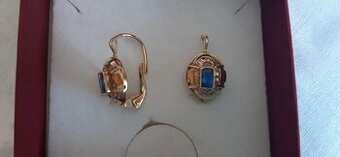 Zlaté náušnice s modrým kamínkem