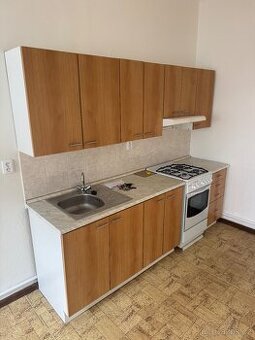 Hezká kuchyně s plynovou troubou, sporákem a digestoří