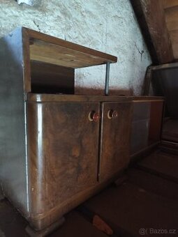 Komoda art Deco okolo 1930
Materiál: Ořechová dýha s výr