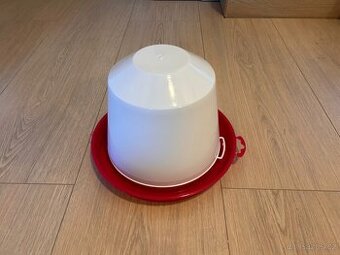 Napáječka pro drůbež, pítko pro slepice atd.