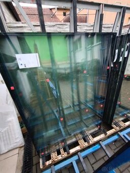 Sklo do okna trojsklo 953 x 1330 mm, černý rámeček