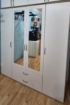 Šatní skříň čtyřdílná se zrcadlem, dobrý stav, hezká