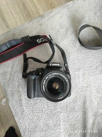 Fotoaparát Canon EOS 2000D s objektivem