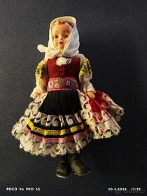 Starožitná, krojovaná panenka