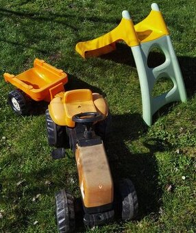 Skluzavka Smoby a šlapací traktor Renault s vlekem