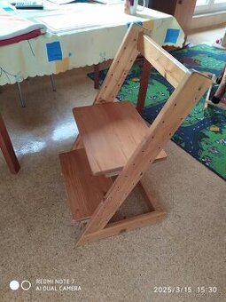 Dětská rostoucí židle, masiv, v pěkném stavu, levně.