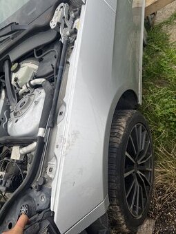 mercedes w212 blatník řidičova strana v krásném stavu
