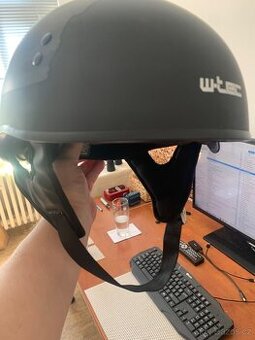 Helma na skútr W-Tec se sluneční clonou