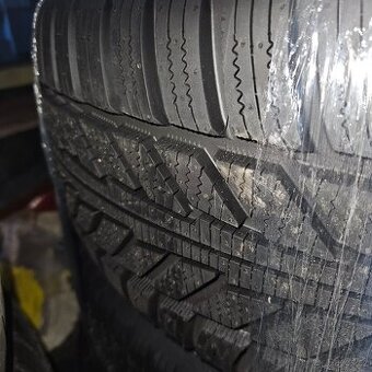 Prodám novou sadu zimních plášťů 225/55R18 HANKOOK