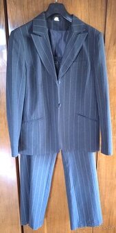 Tmavošedý kostým s bílým proužkem