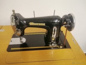 Funkční starý šicí stroj