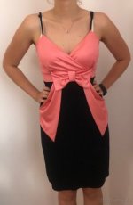 Společenské šaty ke kolenům