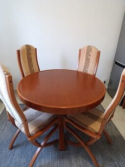 Jídelní stůl z ohýbaného masívu- Jelinek s.r.o