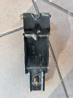 Držák předního spoileru VW Touareg 7P