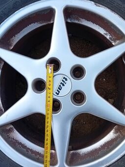 Kola z zimnímipneu.