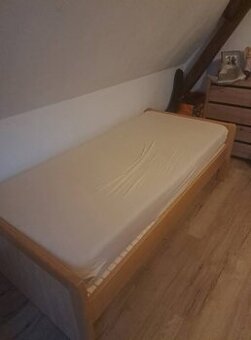 Jnolůžková postel z masivu