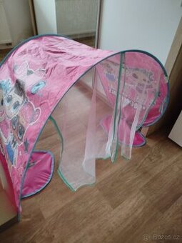 Nebesa nad postel pro holčičku
