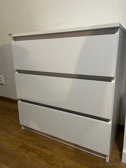 Bílá komoda s šuplíky SIGNAL