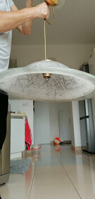 Krásná skleněná desingová závěsná lampa 65cm v průměru.