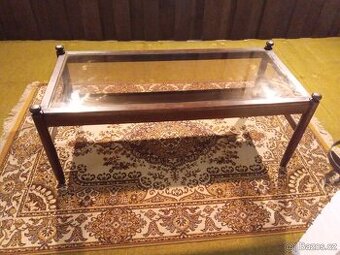 Konferenční stůl se sklem ze dřeva