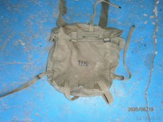 US batoh   a    vojenský batoh