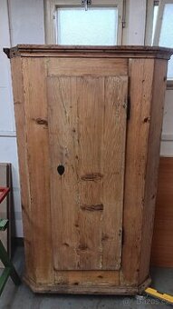 Stará skříň k renovaci