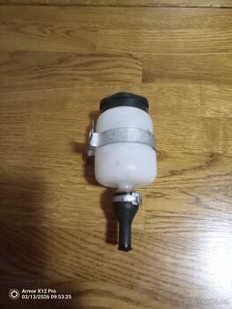 Prodám nádobku brzdové kapaliny na škoda Octavia,  spartak