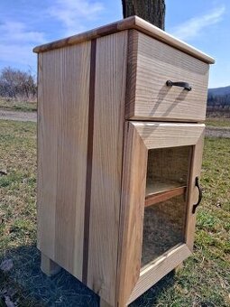 Jasanová skříňka