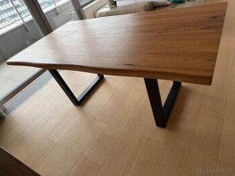 Jídelní stůl z masivu s přírodní hranou (Live Edge)