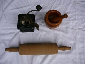 dřevěný a plechový mlýnek na kávu,dřevěný hmoždíř s paličkou