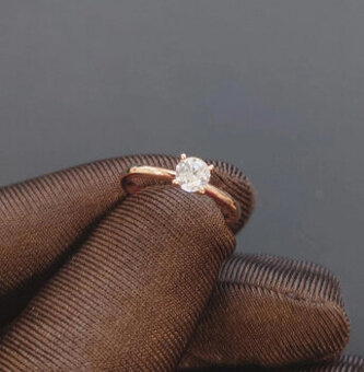 Prsten s diamantem (zlato 750, diamant 0,335ct)